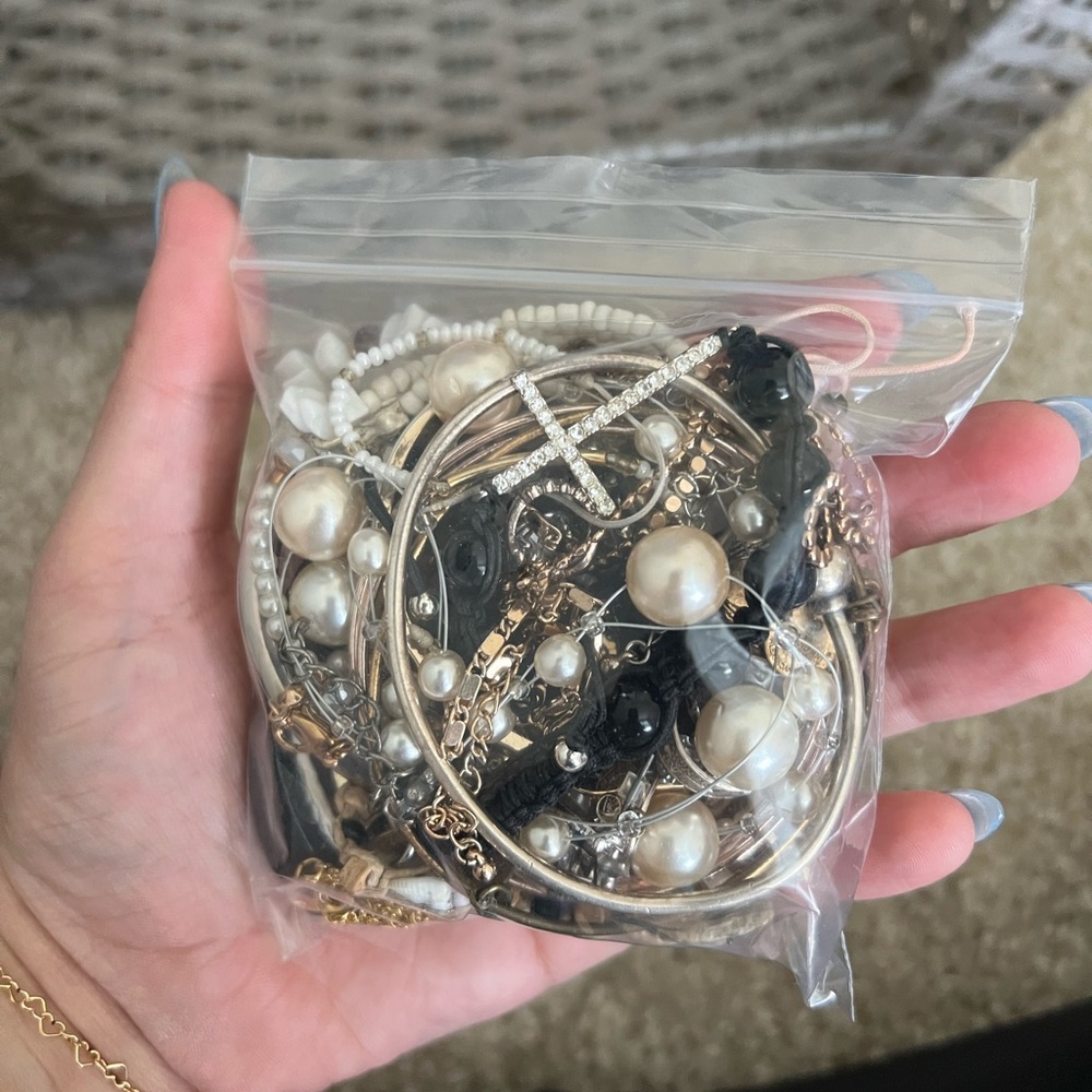 Elegant Mixed Jewelry Set with Pearls and Gold Accents